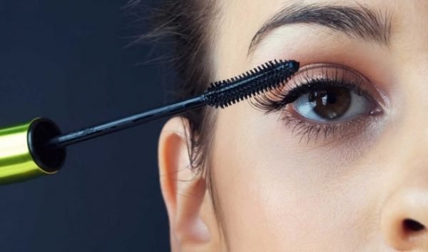 Using a mascara to help you remove eyelashes