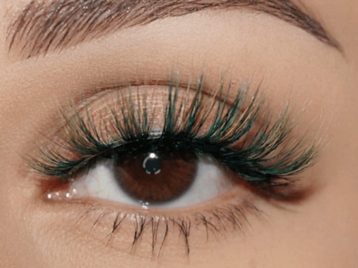 Green lash extensions can help your eyes become brighter