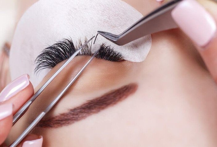Let’s discover what you need to become a lash technician!