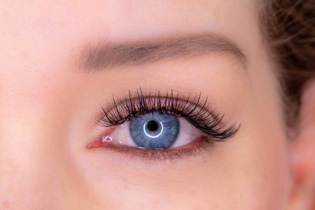 To have a perfect look, don’t forget to choose proper size and weight for volume lashes