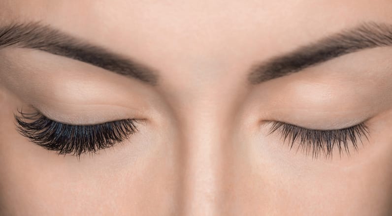 The eyelashes before and after extension