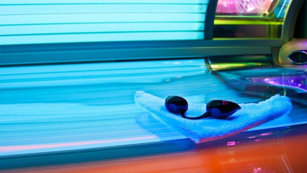 Only use sunbeds when you have tanning goggles for eyelash extensions