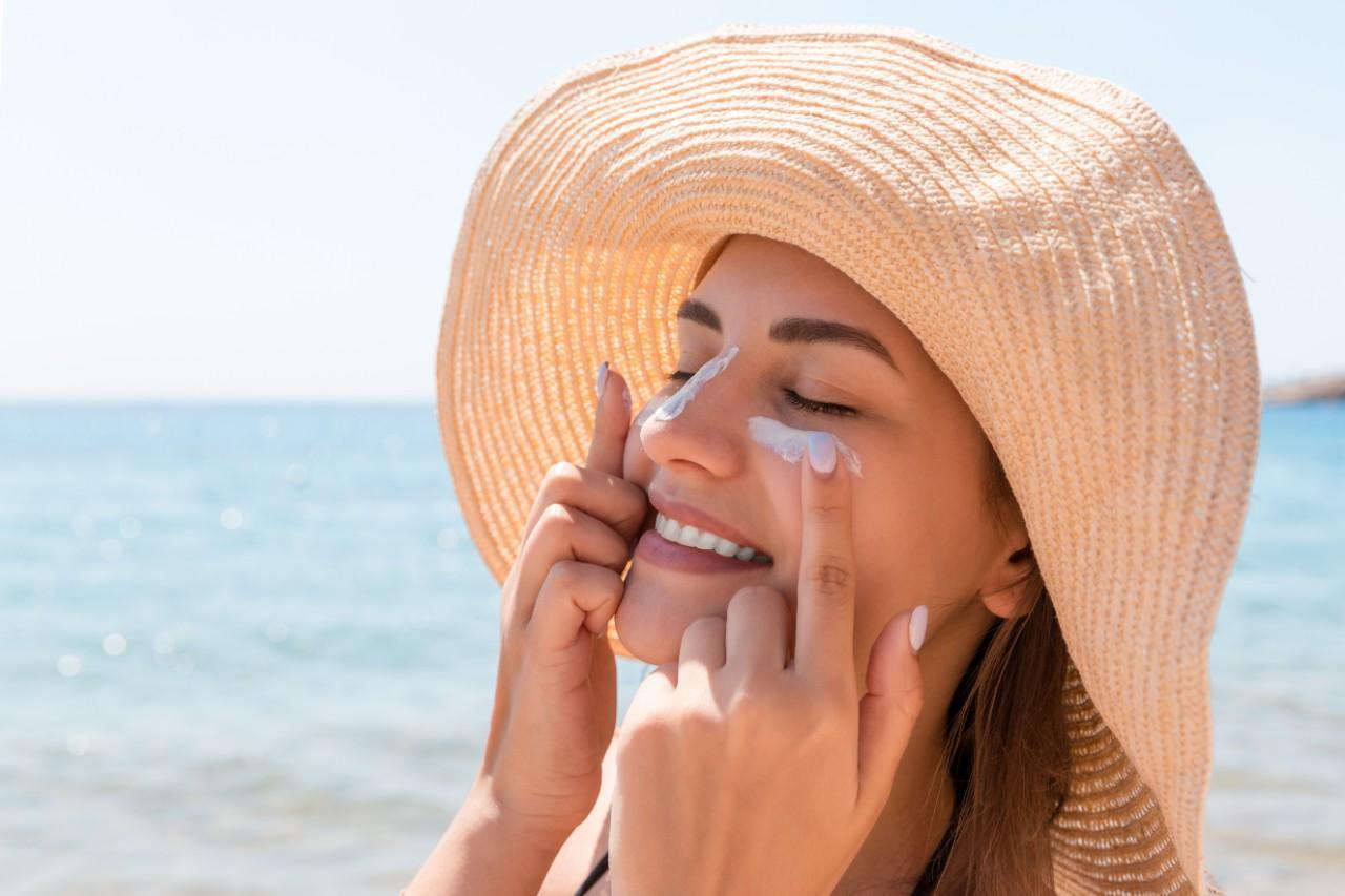 Using oil-free sunscreen can protect your eyelash extensions 