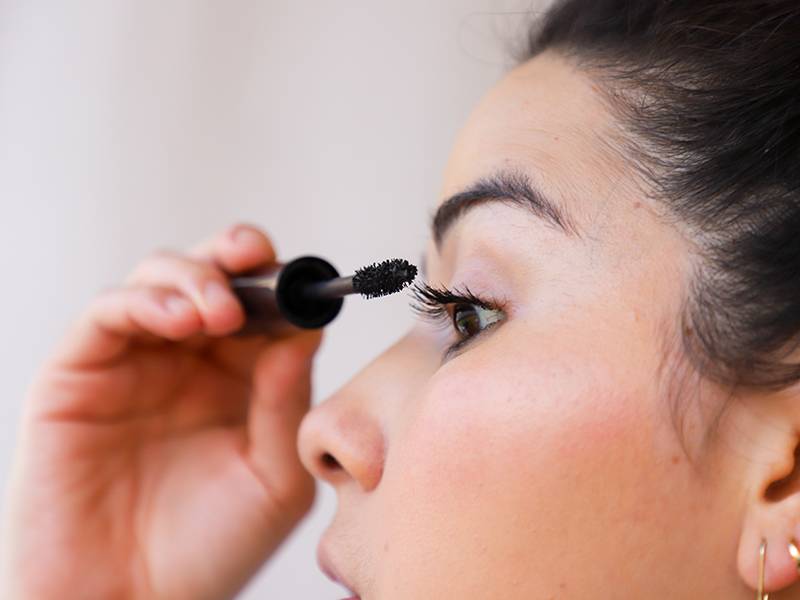 Waterproof mascara does not protect you from chlorine in the swimming pool