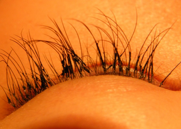 Clumpy eyelash extension due to excess eyelashes glue