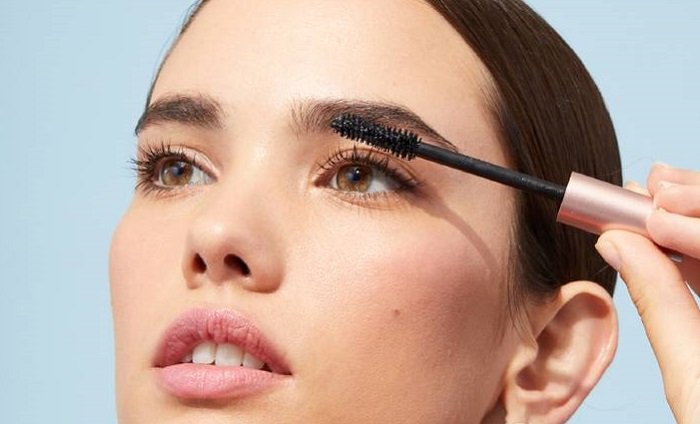 Correct method to apply mascara safe for eyelash extensions