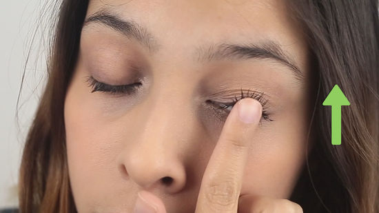Curling eyelashes by finger