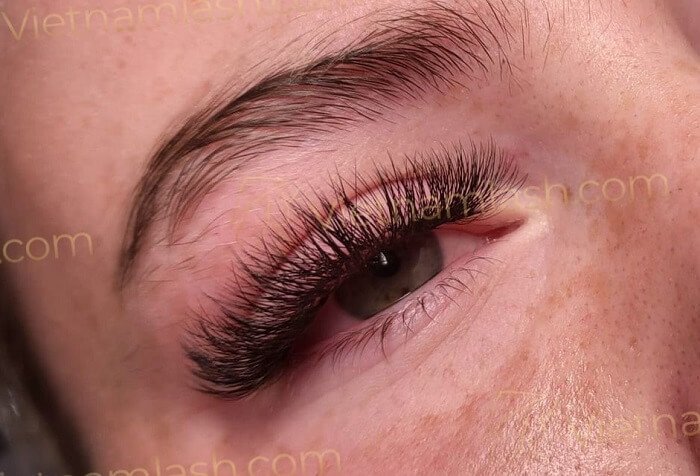 Eyelash extensions are the best way to avoid straight eyelashes
