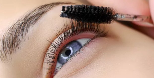 Eyelash serums only contain ingredients that nourish and promote healthy lashes
