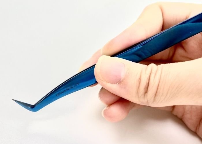 How to hold tweezers for eyelash extensions