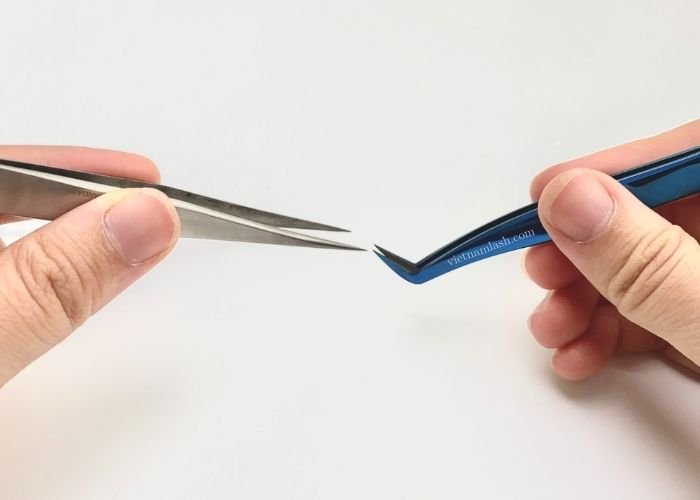 How to hold tweezers for eyelash extensions