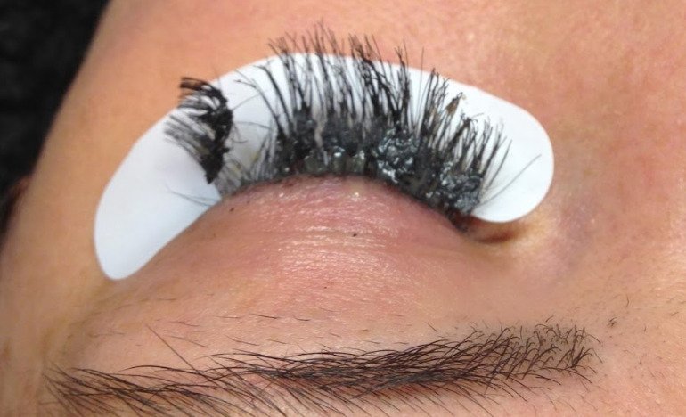 itchy eyelash extensions