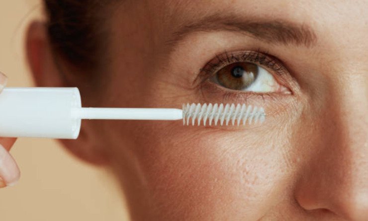 Properly using eyelash serums will ensure the safety of your eyes