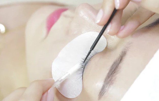 Role of the primer is to cleanse the lashes