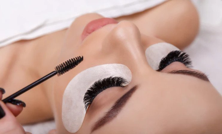 The spoolie is an effective tool for eyelash extensions care