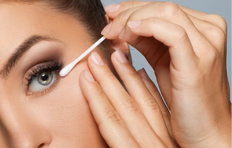 Use a cotton swab dipped in coconut oil to apply on eyelashes
