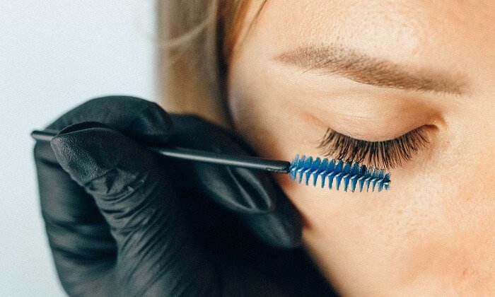 Using a spoolie makes it easy to untwist lash extensions