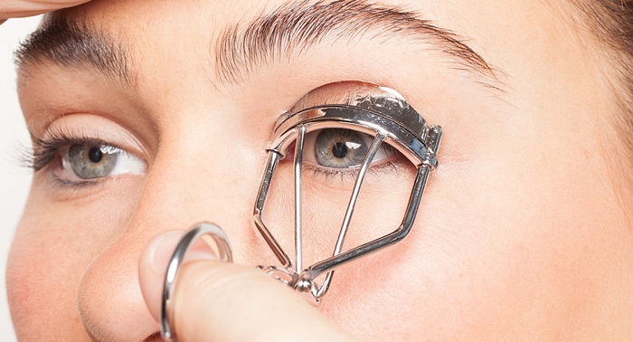 How to curl your eyelashes without an eyelash curler