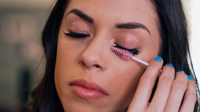 Using lash extension brush to protect lash eyetentions