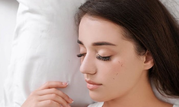How to sleep with lash extensions