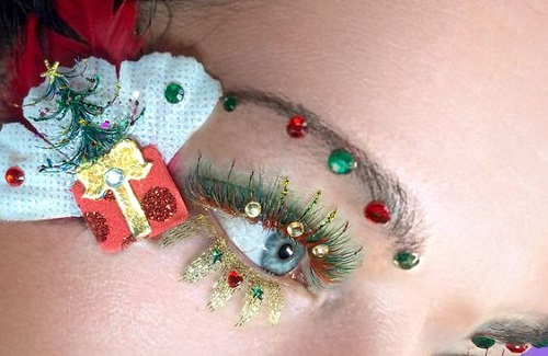 Christmas lashes provide a unique way to express your holiday spirit