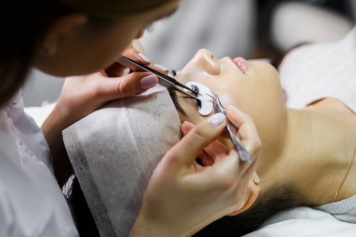 Eyelash extensions appointment shows us how reliable a lash artist can be