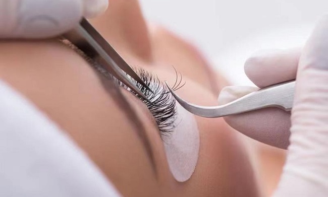 Eyelash extensions techniques can be the cause of gaps in eyelash extensions