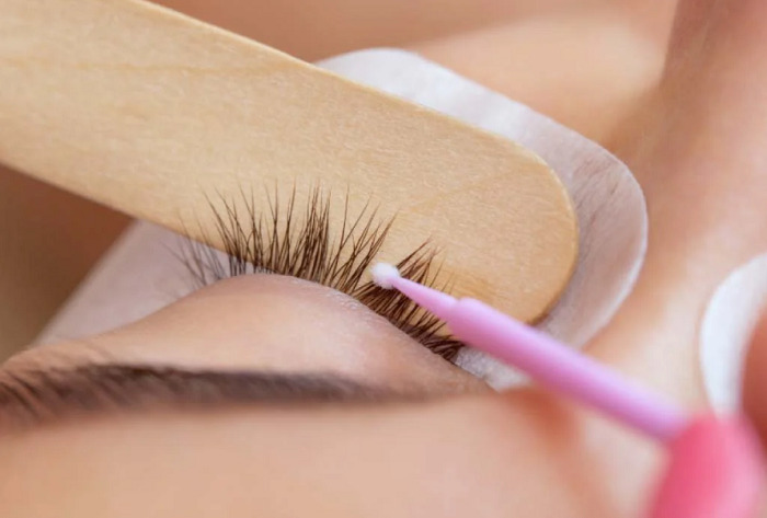 Eyelash primer enhances the allure of eyelashes and provides protection for natural lashes