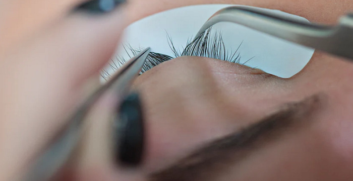 Isolate the lashes by using pick-up tweezer 