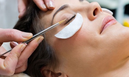 The way to do a patch test for eyelash extensions