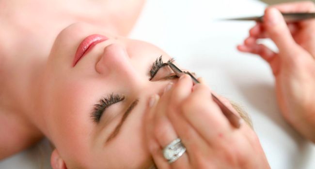 how much do you tip for eyelash extensions