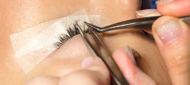 signs of bad eyelash extensions