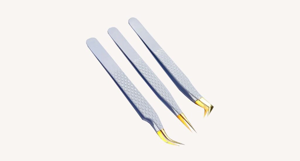 These tweezers allow lash artists to pick up, isolate, and apply extensions with utmost accuracy.