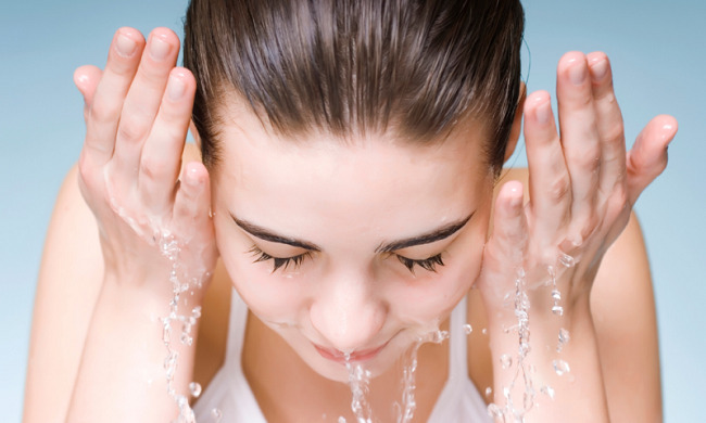 Daily cleansing with a mild cleaner can deal with droopy eyelash extensions