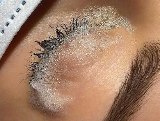 Make sure the customer's eyelashes are really clean before applying eyelash extensions