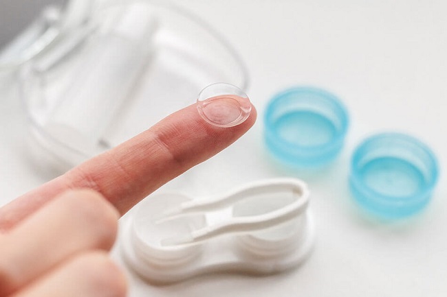 Wearing soft contact lenses can be an ideal non-surgical treatment for distichiasis