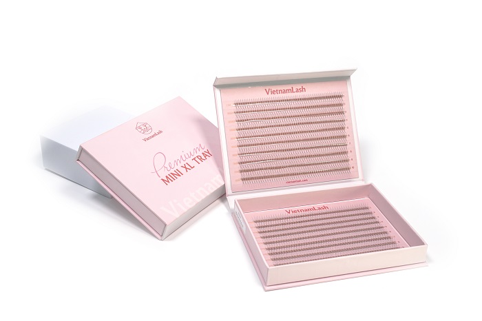 Special lines in a XL lash tray: The lines ensures pre-made lash fans remain in place and are easily accessible during the application process.