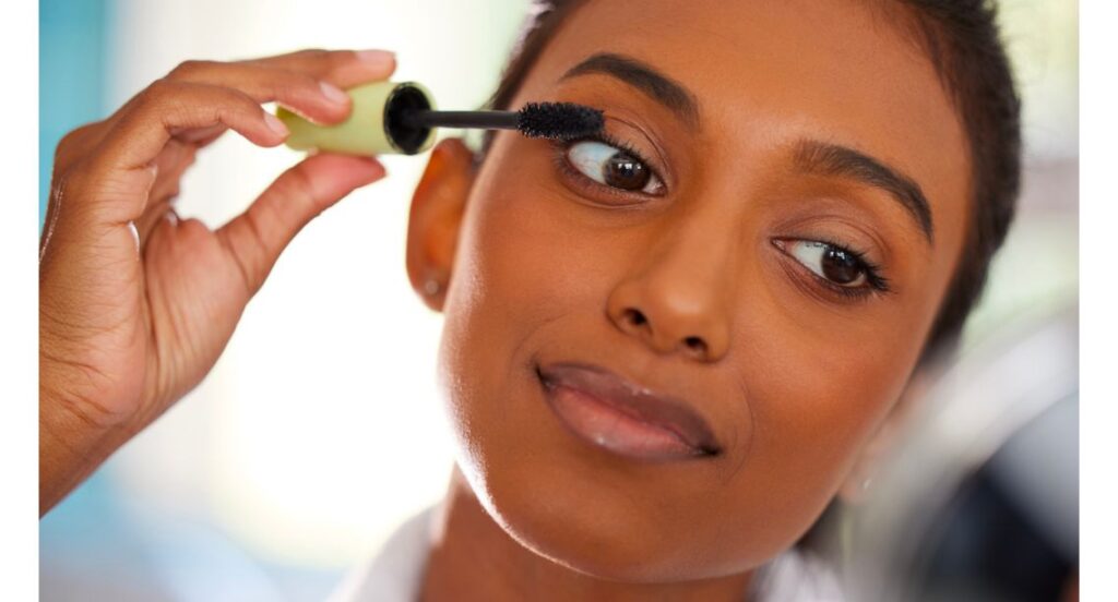 how to trim false eyelashes