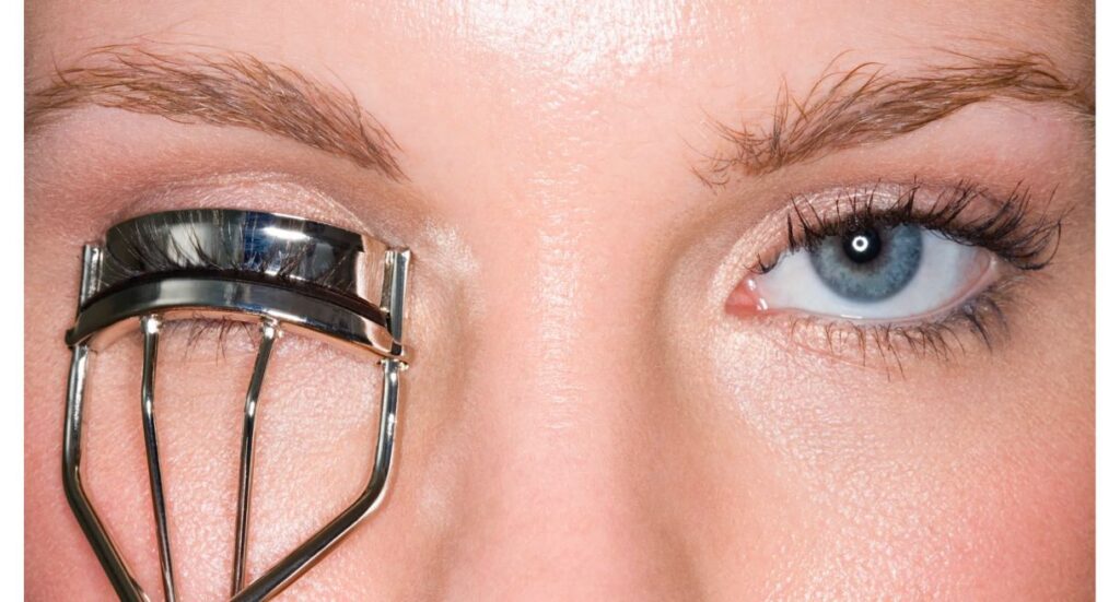how to use an eyelash curler