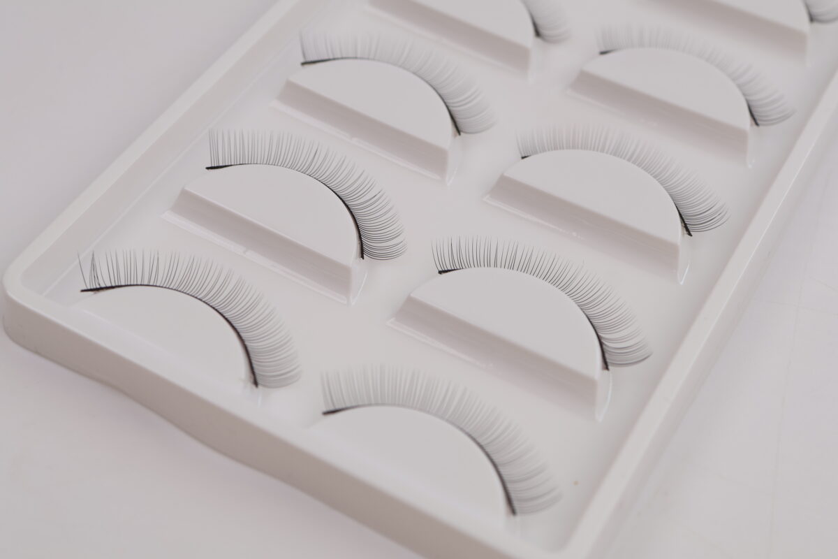 5 pairs of practice lashes per tray