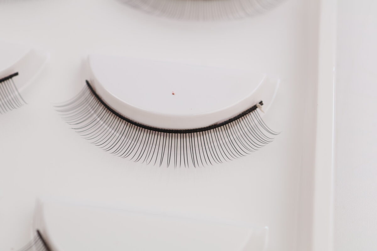 5 pairs of practice lashes per tray