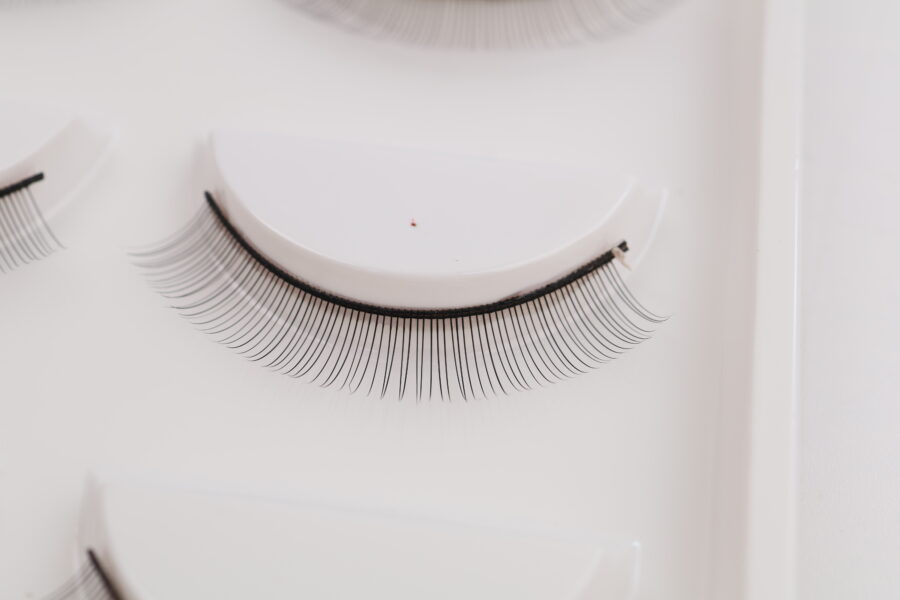 5 pairs of practice lashes per tray